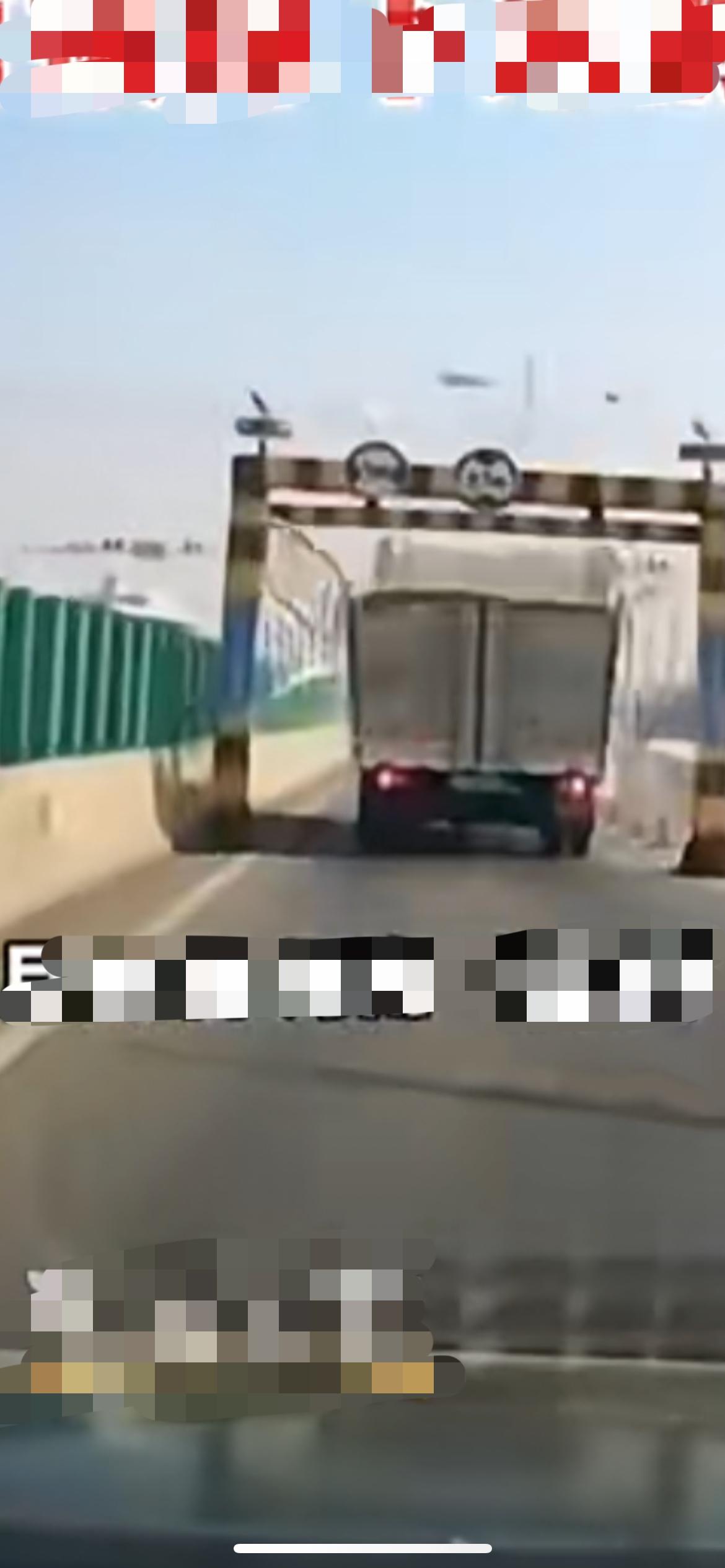 12月28日河南，货车司机“自信满满”通过限高杆 货箱被刮了一下散架了 ，由于后