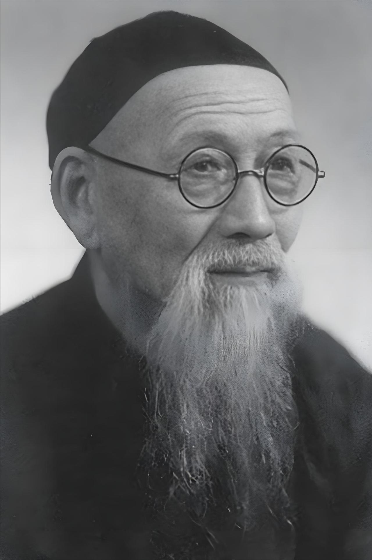 1931年，宋美龄陪母亲游杭州，半个月挥霍了一万三千多块大洋。账单送到浙江省政府