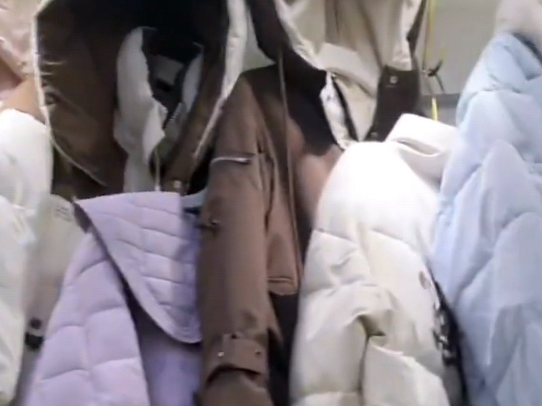 年轻人理财式买冬衣主打穿回本 现在衣服更新换代太快，今年穿完明年感觉就过时了，好