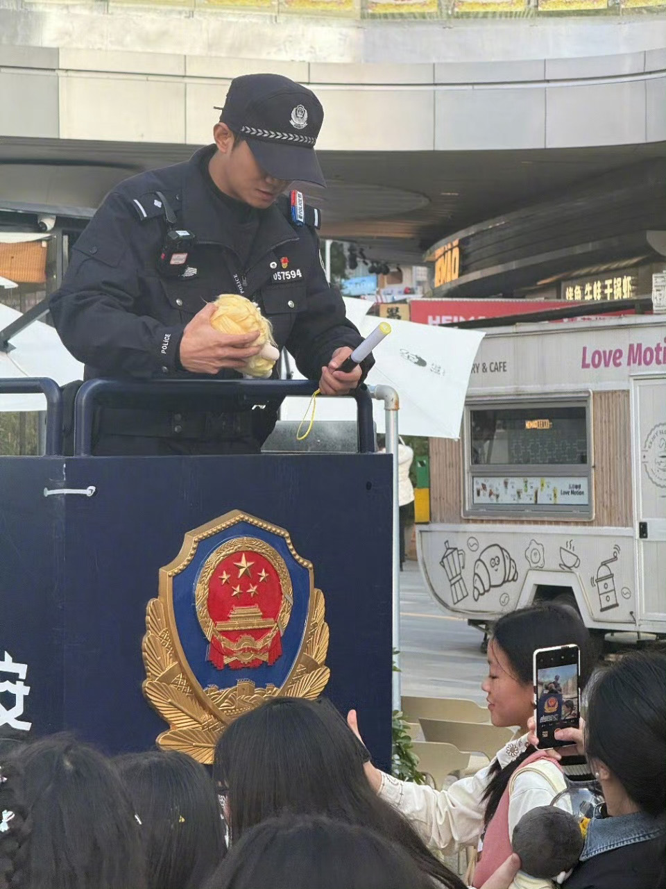 贵阳场惊现“最忙站哥”！👮小哥化身爆米花专属摄影师，站高台指导构图堪比专业跟拍