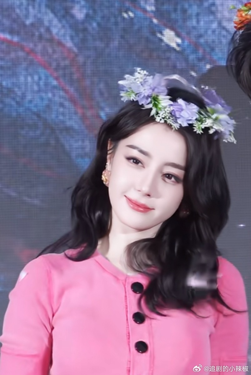 花环是迪丽热巴的统治区，肉眼可见的妆造提升了 
