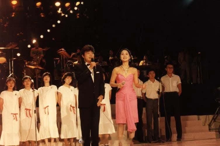 1985年8月31日，邓丽君与张菲合作主持反仿冒反盗录义演晚会，邓丽君现场捐出2