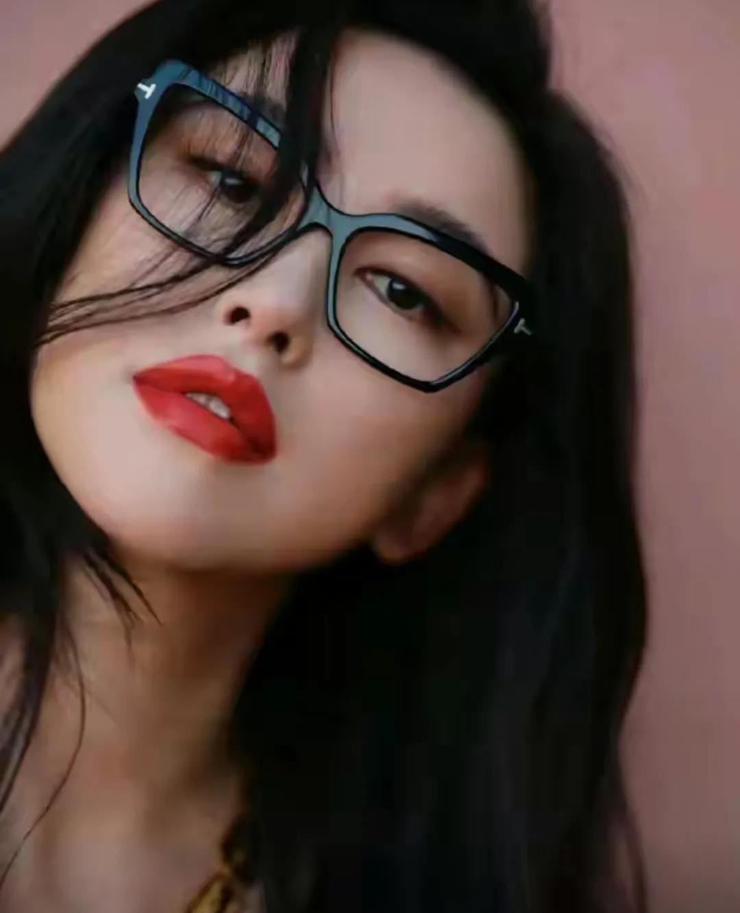 朱珠的大红唇好惊艳呀
红艳艳的性感美
仿佛让人看到了红尘世界的美丽
写满了故事
