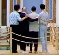 #龚俊天梭活动合照##龚俊一本正经合照的背后#龚俊一本正经合照的背后，挺好 ​​