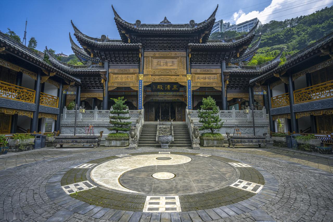 世间万事，

常有对立。

困难与容易，

仿佛两个极端。

一个让人却步，

