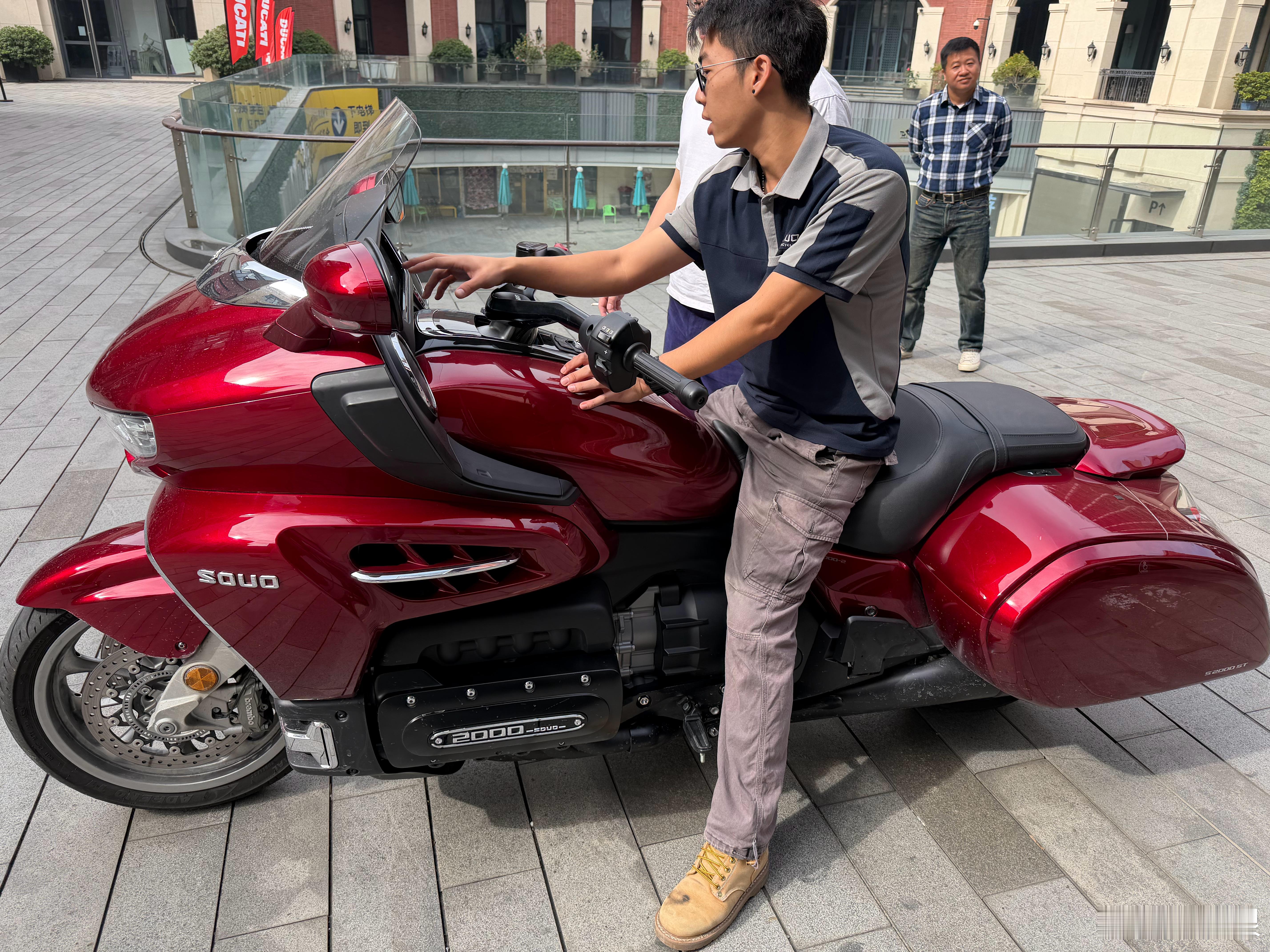 来长城灵魂广州直营店取一辆大摩托这个店宽敞明亮，服务热情细致，令人对骑行无限憧憬