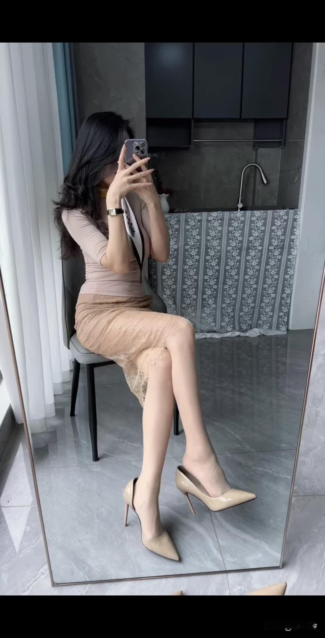 优雅穿搭指南：米色连衣裙+高跟鞋，尽显女性魅力！