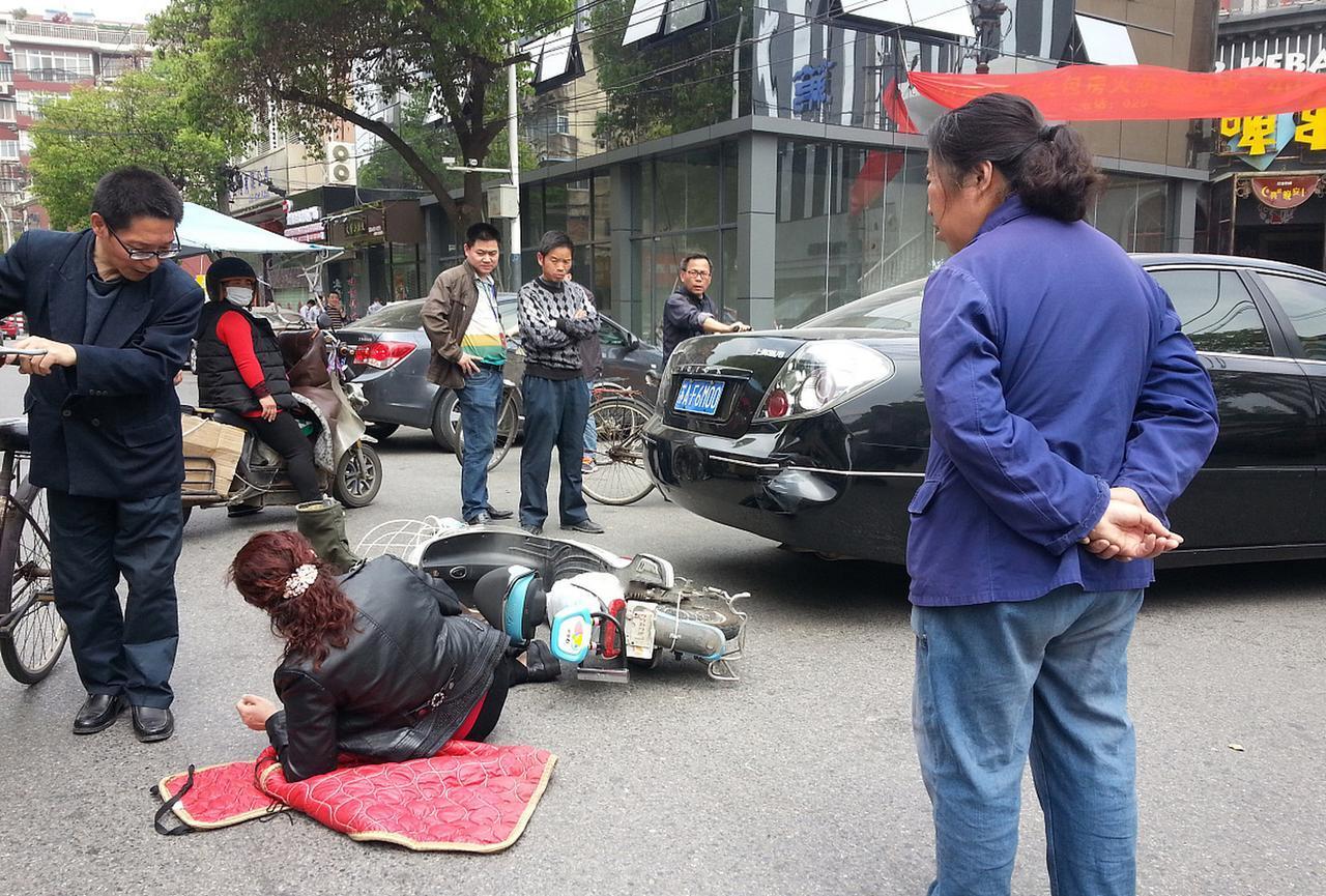 ＃如果发现自己被碰瓷该怎么办＃
     当今社会现实中也确实存在碰瓷的现象，遇