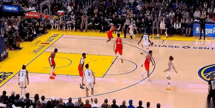 我跟你讲，库里家这基因，真不是开玩笑的。
哥不在，弟来扛。
第四节，追平比分的三