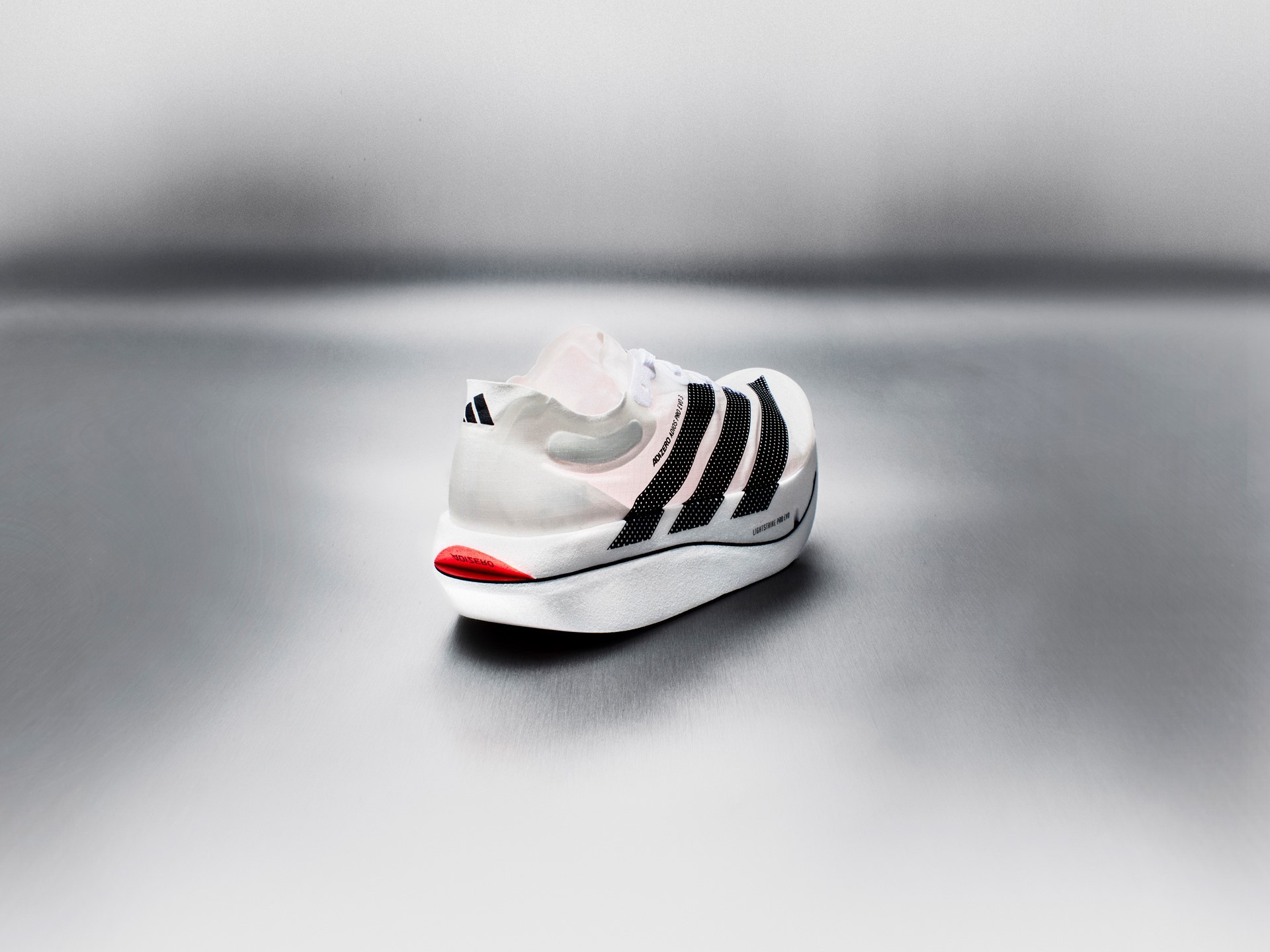 阿迪达斯助人类马拉松首次破二历史诞生！2026伦敦马拉松，世界田联认证正式赛事中