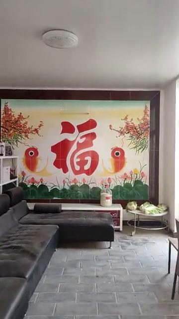 睡张春莹的院子，四合院。大门进来是一个门厅，到座厨房，卧室，正房，大五间，三居，