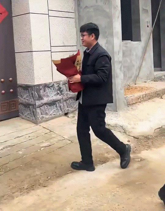 笑不活，河南，一男子去对象家提亲，结果上门时，把门口等待的丈母娘一眼认出来了，但