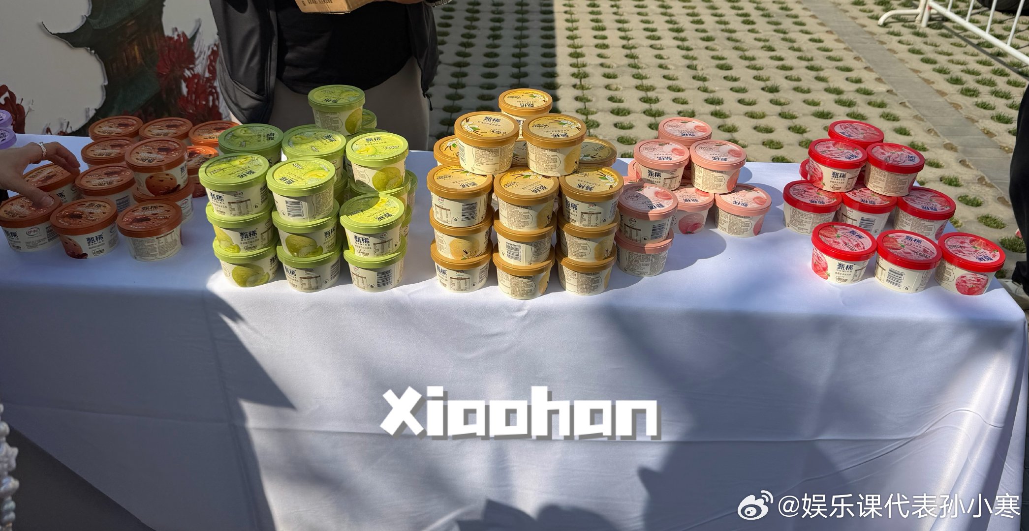 迪丽热巴追剧团准备了冰淇淋迪丽热巴追剧团准备了冰淇淋迪丽热巴为大家准备了冰淇淋