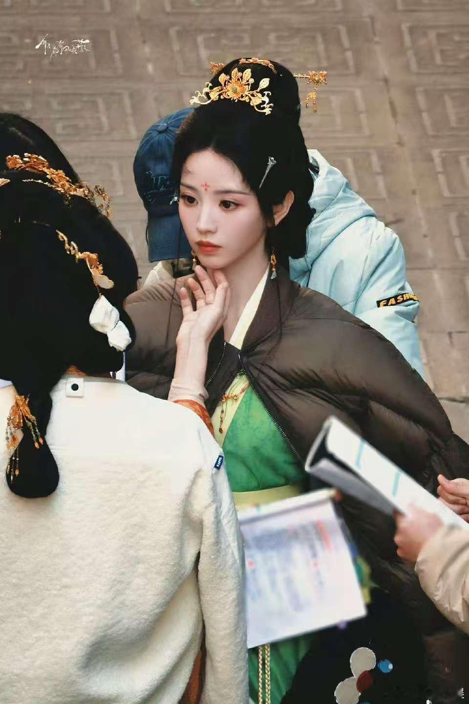 田曦薇我望着你田曦薇不肯后退的眼睛田曦薇不肯后退的眼睛，好美，哇哇哇 