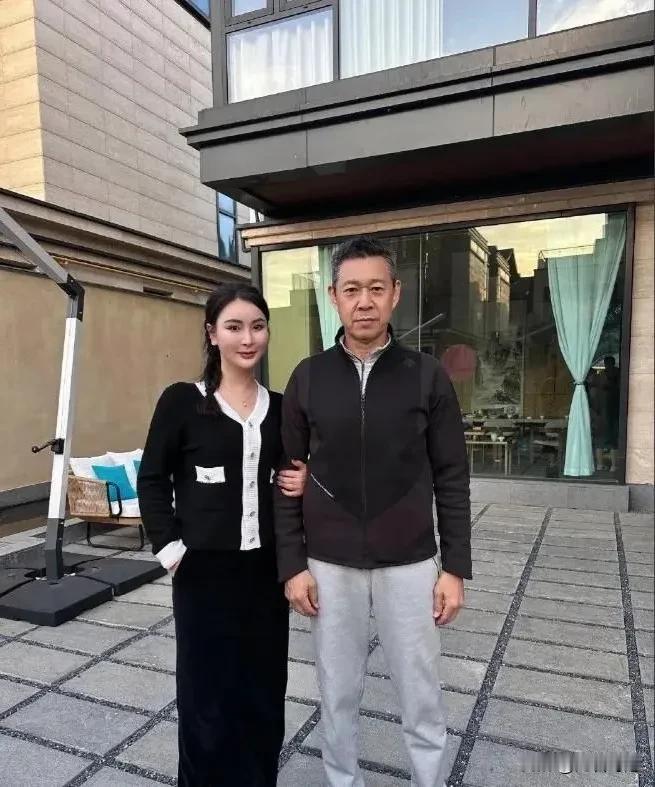 这老爷子真是让人刮目相看，都68岁了，身材居然还这么好，精气神儿十足。看他的样子