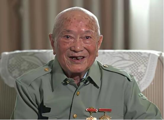 1979年，廖汉生视察部队时，突然提出要见一个人，见到对方后，他眉头微皱，这人打