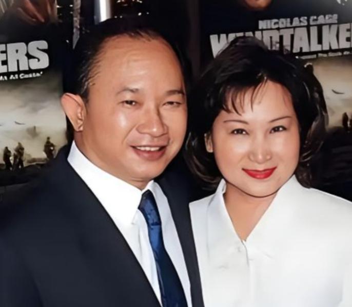 2012年，著名导演吴宇森确诊淋巴癌中期，变卖了北京的房产去美国治病。谁料8年后