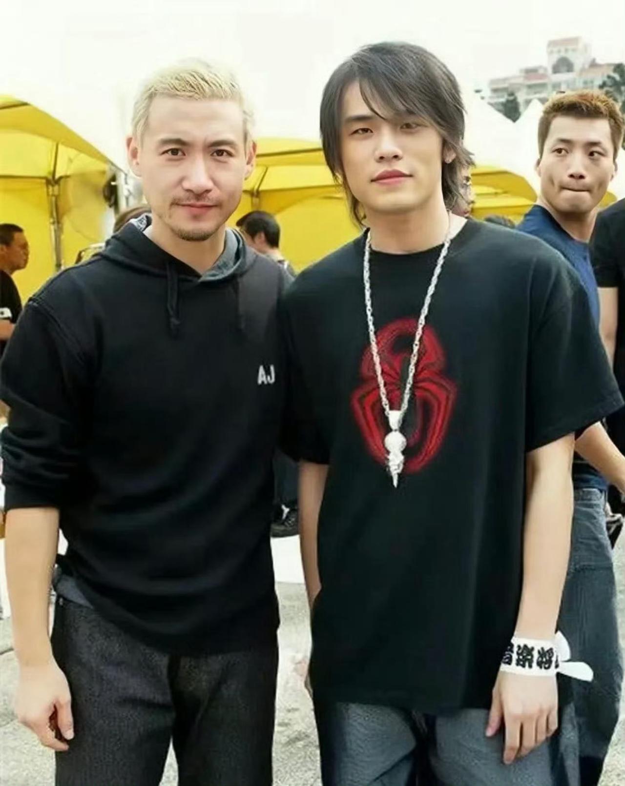 看到张学友和周杰伦的两张合影后不由得心生感叹，时光真的是对每个人都公平，白发和皱