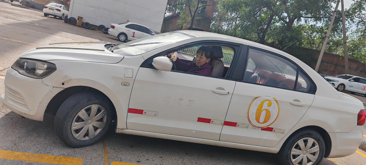 今天5点多，早早起床送老伴和小妹去驾校学习

她俩已经取得驾驶证16年了，但没有