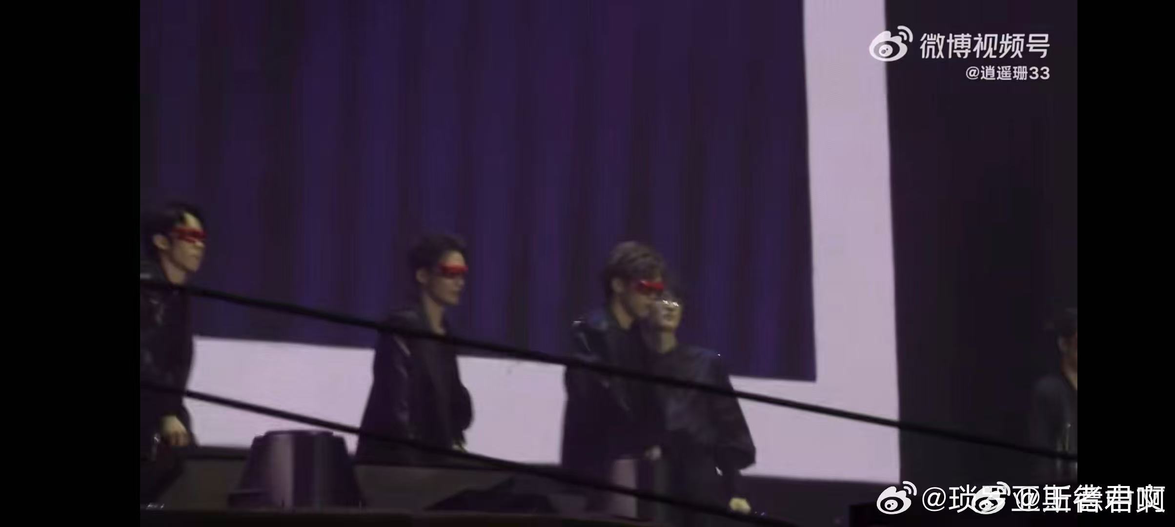 许嵩领着一队男模走T台秀 许嵩真的是永远能给人惊喜！这次领着男模走T台，独特的舞