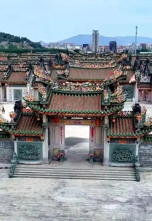 为什么要拆？据说，轰动一时的汕头市耗资上亿元的违建“英之园”拆除了。对此，引发热