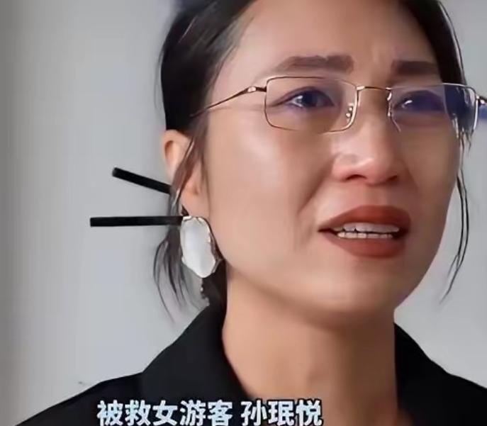 泪目！去年5月2日，女子从20米高坠落龙潭，被男子冒死救下！女子送锦旗时，男子却