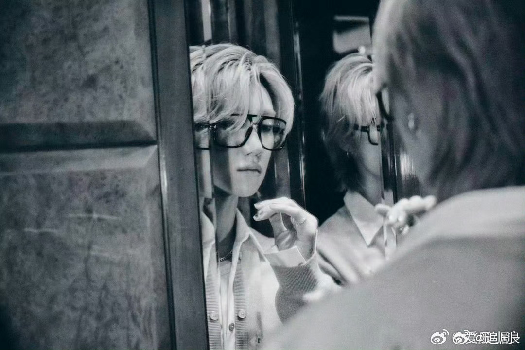 徐明浩四月的漂流 新歌好适合春天！Bedroom Pop意外带感，视频剧情好神秘