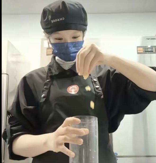 霸王茶姬又又又上热搜了，

不是度蜜月的老板有啥事，

也不是产品又有啥问题，而