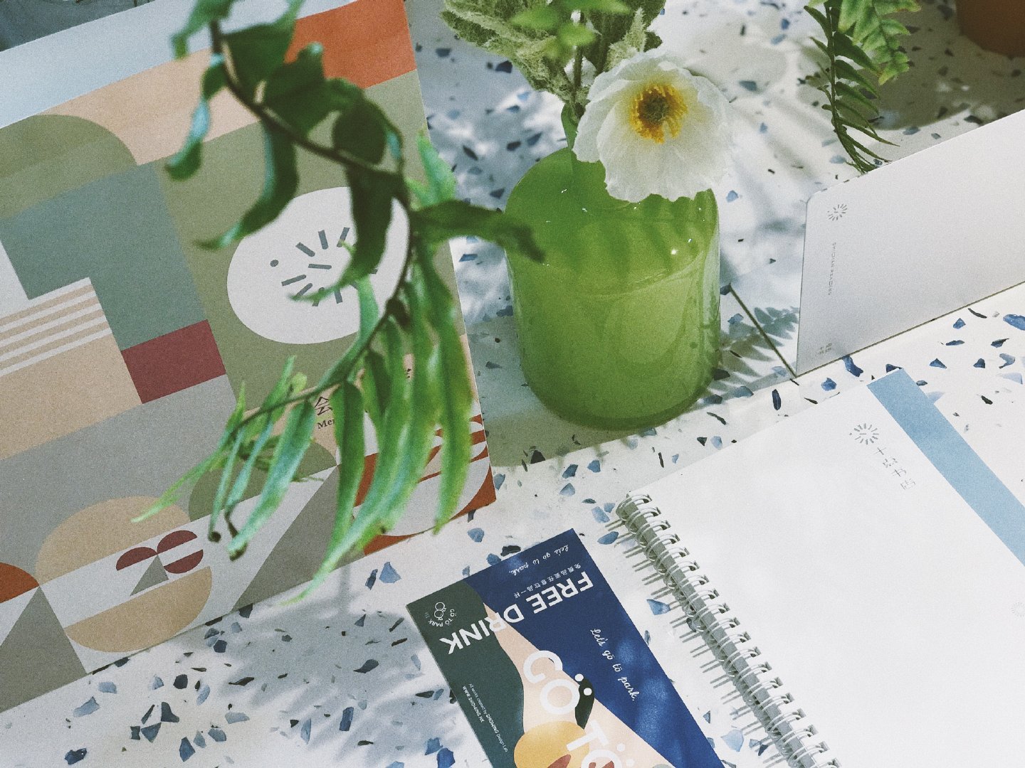 单是衣服的轻减，夏天也就愉快，而况世界都爽朗起来，所见的自然界的一切，统用了浑身