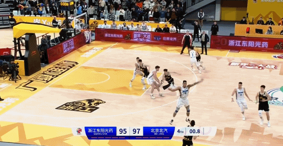 CBA，广厦106-103北京，裁判再次成为焦点，胡金秋0.8绝平，不得不承认的