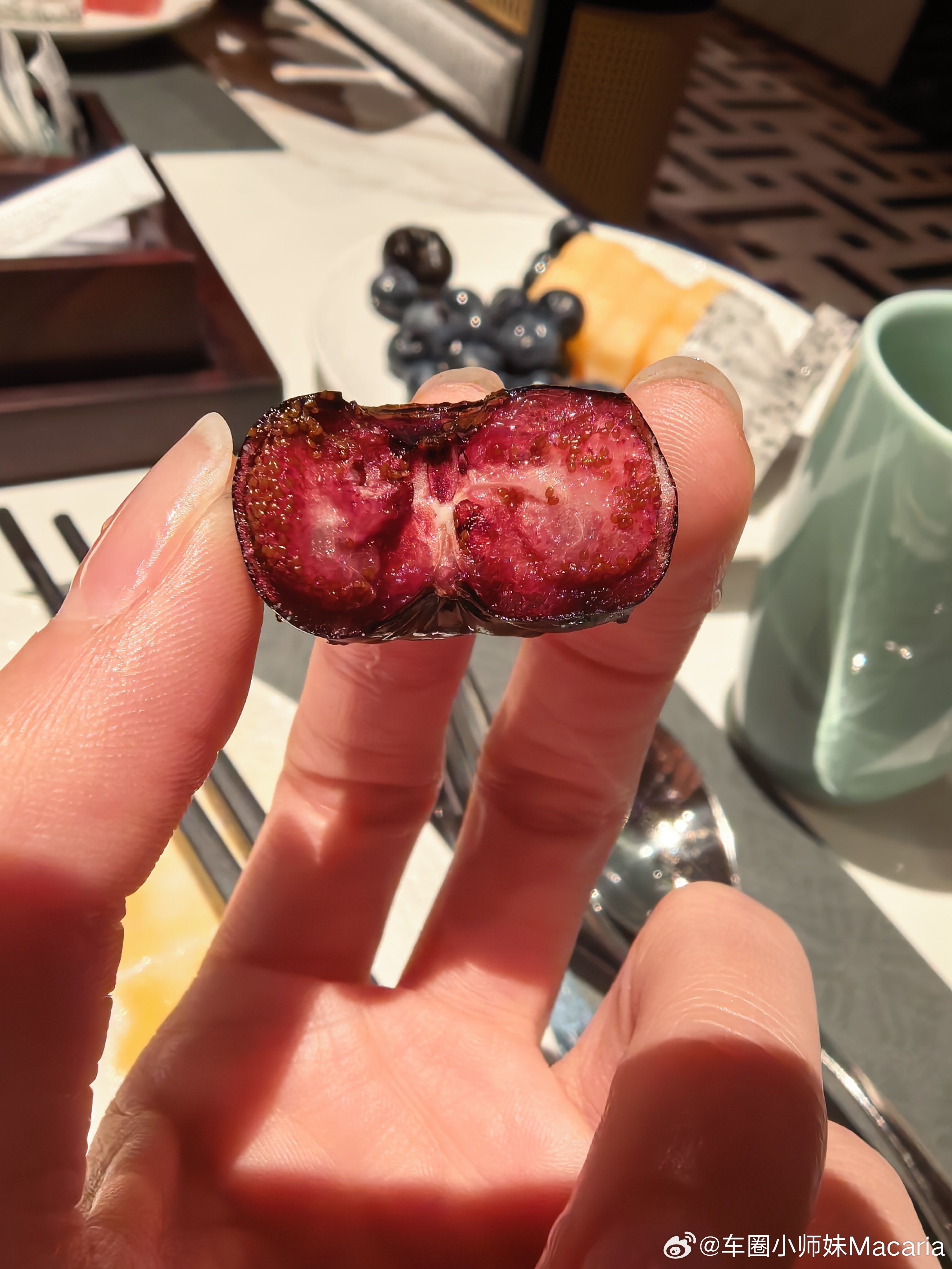 这水果叫红参果，长得很像蓝莓，但比蓝莓大很多，长见识了 