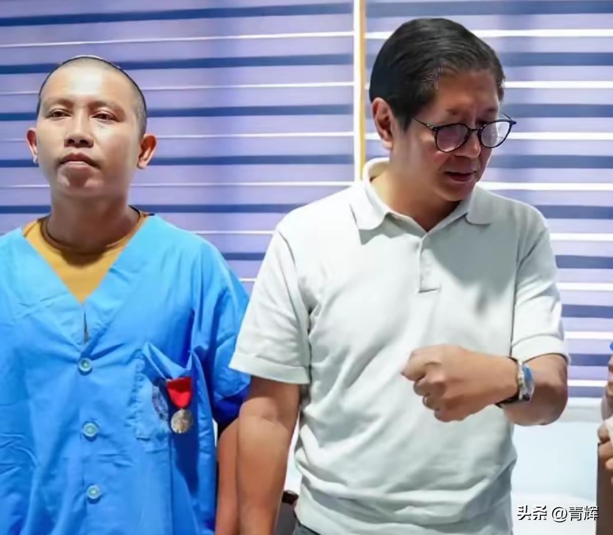 菲律宾总统慰问仁爱礁受伤人员，菲士兵扬起头颅，一脸的骄傲
在仁爱礁受伤的那两名菲