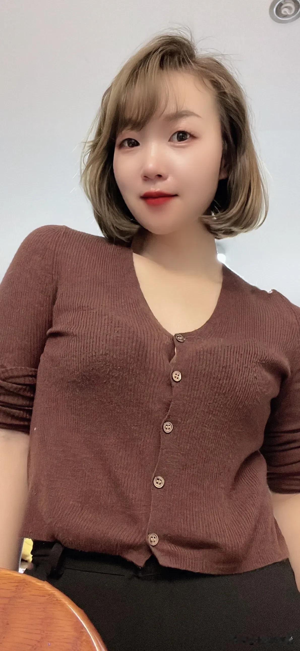温柔甜美的棕色毛衣，搭配黑色裙子，尽显优雅气质！💕@北街听风者