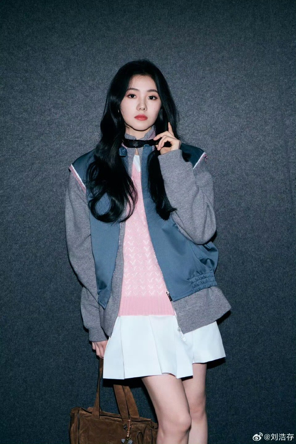 刘浩存甜酷大波浪刘浩存大波浪造型出发巴黎 大波浪卷发甜酷兼具，墨镜加持气场拉满，