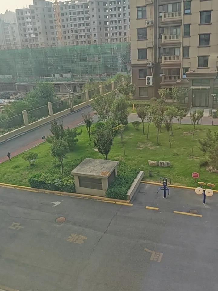 今天早上起来就觉得格外热，是闷热，有一种要下雨的感觉，而且外面也是阴天，本以为立