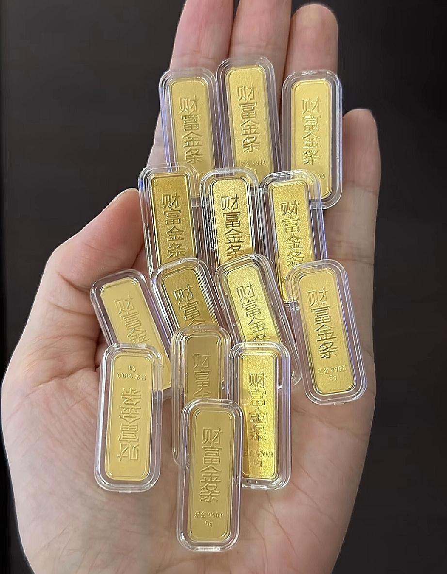看了今天的金价，
​我直接气得两眼发黑了。
​昨天金价887一克，今天直接涨到9