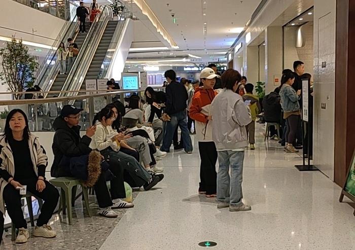 仰望星空也能拉动消费，济南常态化无人机秀让夜经济“起飞”！夜幕降临，济南西城上空