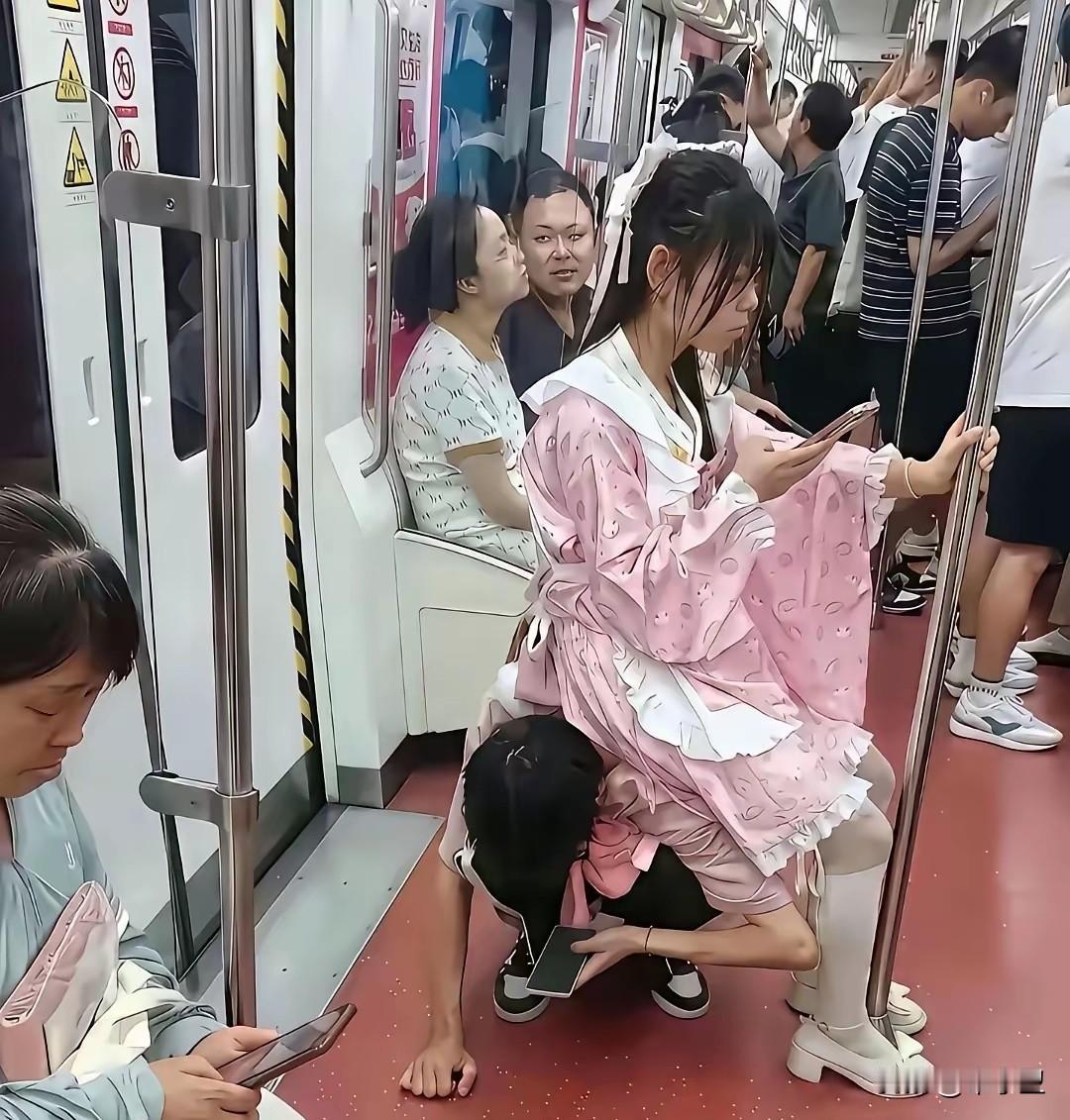 地铁上看到奇葩的一幕，真正的爱是互相心疼，而不是一方单方面牺牲尊严。
 大庭广众