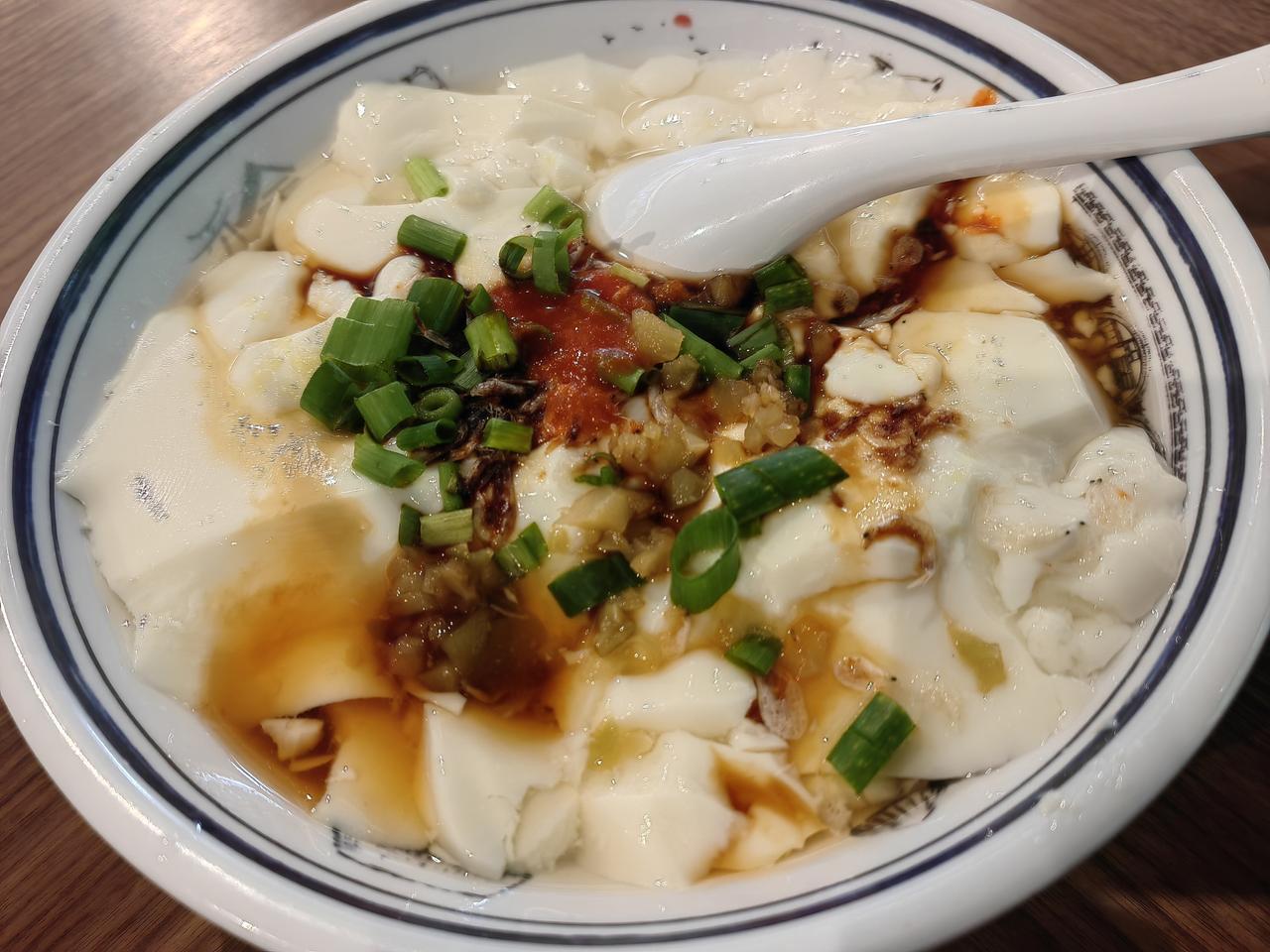 酒店附近的游埠豆腐脑，小笼包，17元。性价比不错。
​小笼包面发得不够松软。