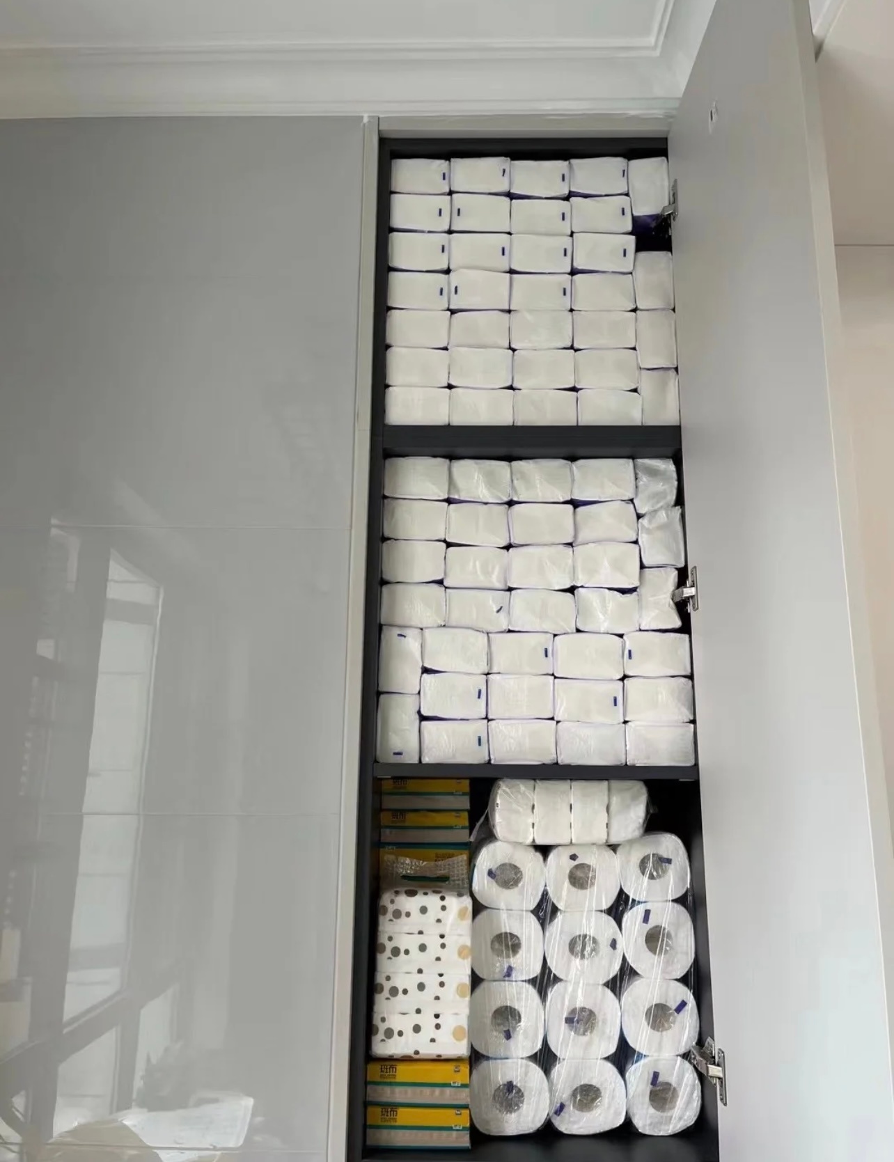 #囤货的快乐谁懂#每次囤完货打开柜子看到满满的纸巾，还有打开冰箱和看到一抽屉零食