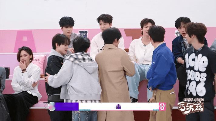 赵兆管不住姐姐控不了孩子赵兆也是很无奈了吧哈哈哈，毕竟弟弟妹妹姐姐都管不了！看见