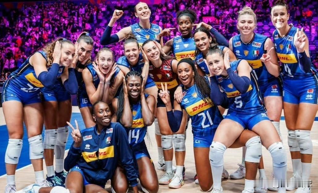 🇮🇹意大利女排备战欧锦赛的14人名单：

🏐 二传：奥罗 - 坎比 
💥