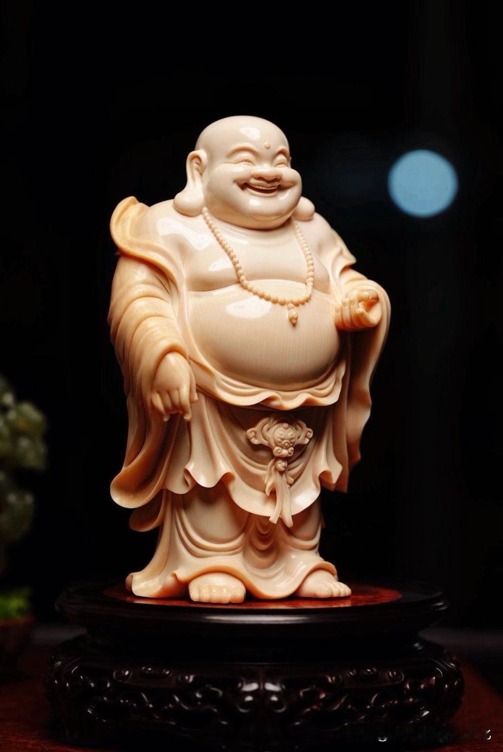 眉眼弯弯，开怀一笑，这尊弥勒最动人的地方，是那份自然流露的欢喜与从容。

猛犸材