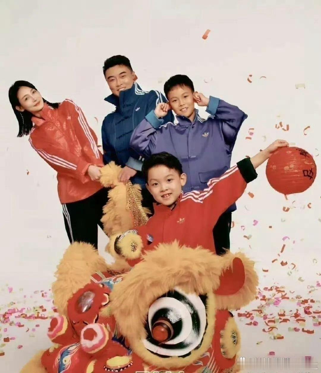 王皓的全家福大片来了，两个儿子长得又萌又帅，一家4口同框，画面温馨又幸福，真让人