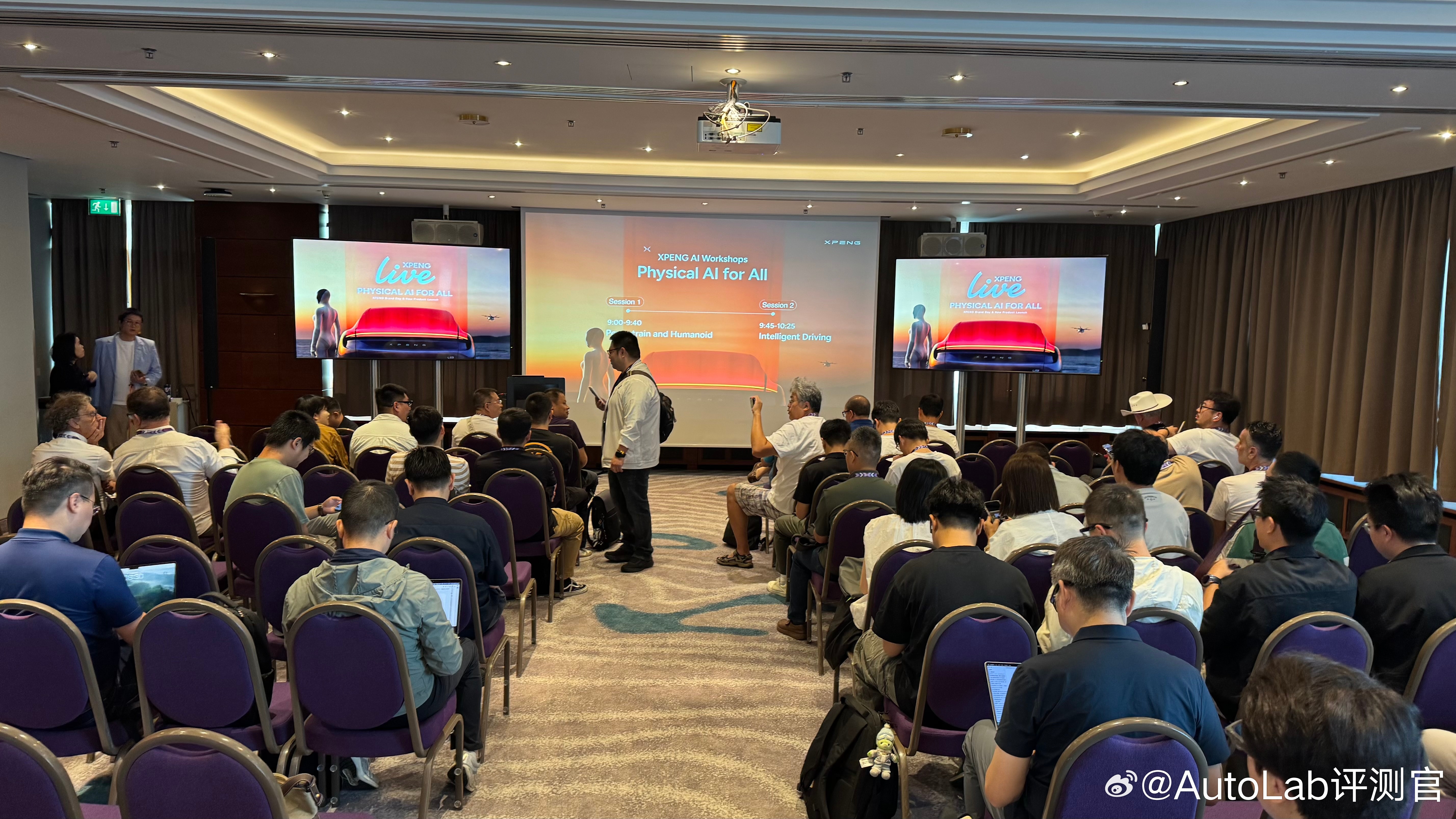 来到了Workshops现场，准备参加小鹏MONA L03发布会前的技术会，内容