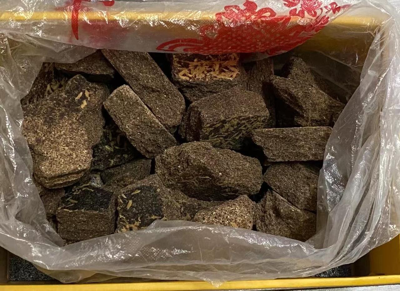 前两天去我姐家玩，发现她家浴室里，没有洗发水，也没有护发素，架子上只摆着几块圆圆