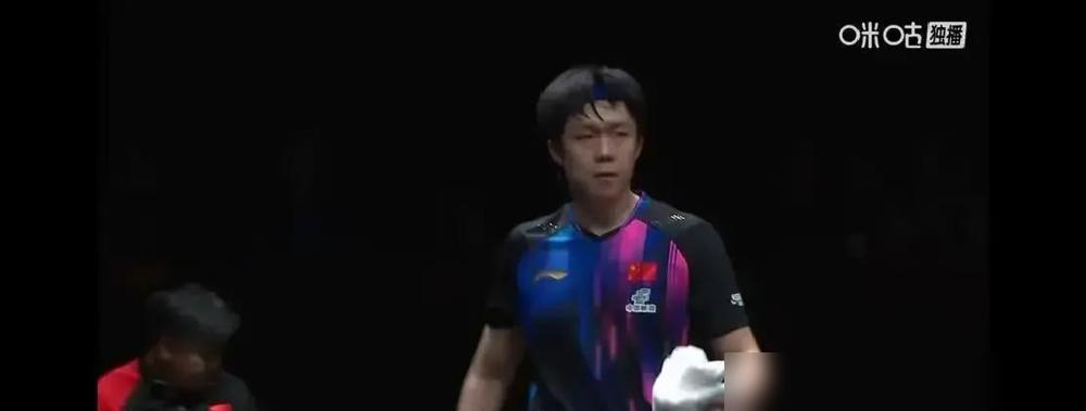 赢了球，反而暴露了国乒最深的算计。

昨晚王楚钦4:1撕开勒布伦，镜头却对准了场