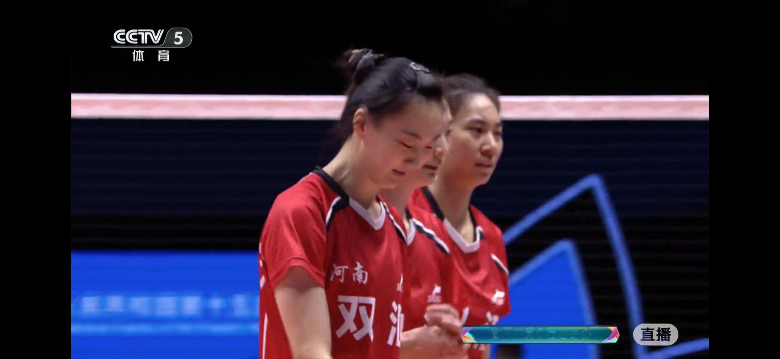 第一局上海女排25-19河南女排，上海女排做足了准备，防守顽强抓反击，河南队没有