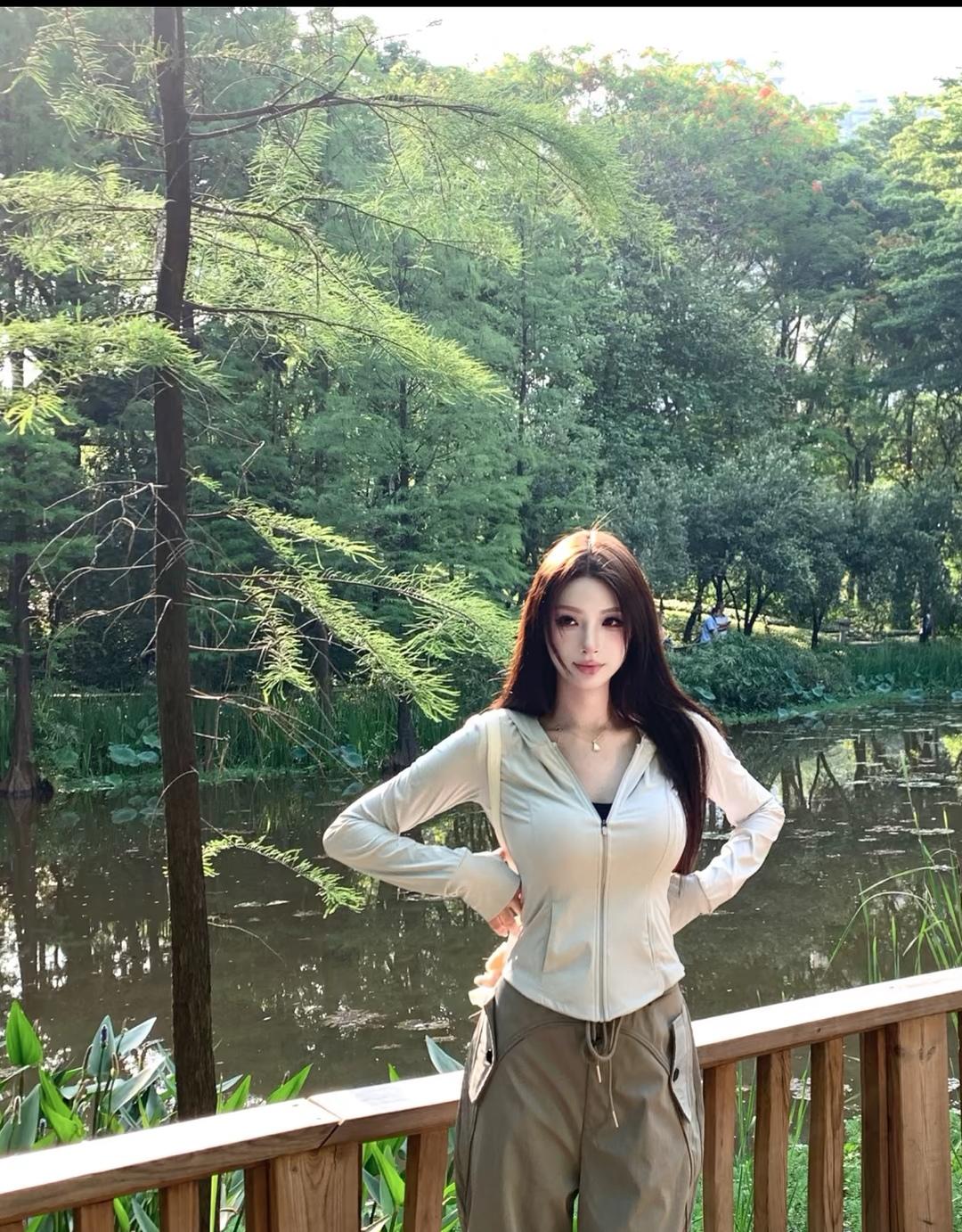 在绿意盎然的公园里，享受宁静的午后时光。🌳🍃