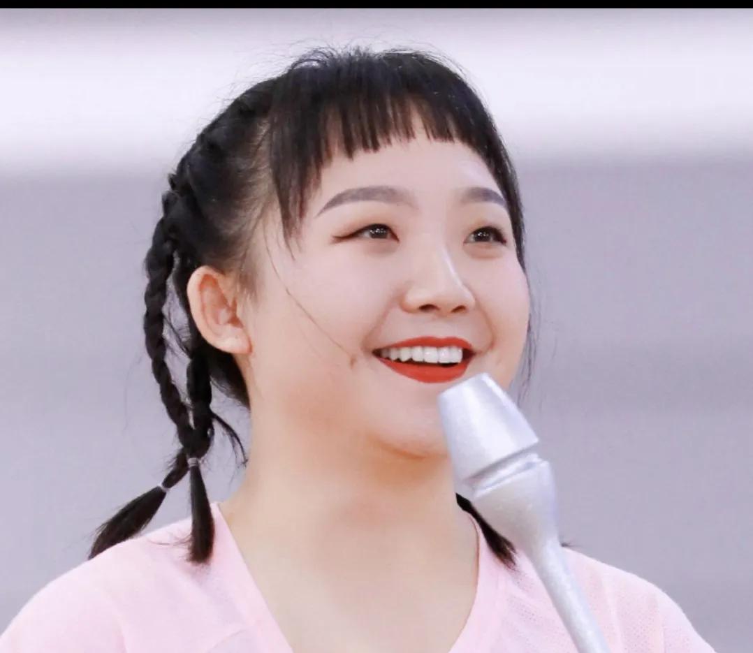 喜剧明星辣目洋子在网上分享了一组风格大胆、造型浮夸的照片，引起了网友的热议。她的